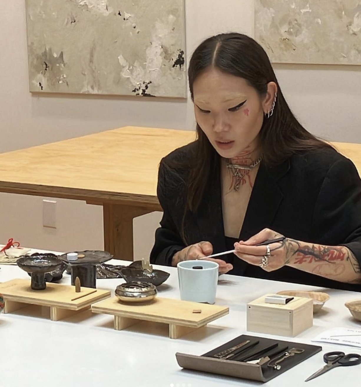 Hyungi teaching incense making workshop